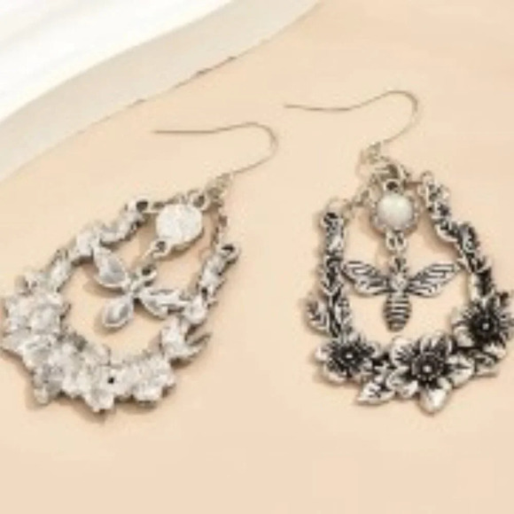 Bee Flower Pendant Drop Earrings Hollow Water Drop Shape Pendant Vintage Style - Picture 5 of 7